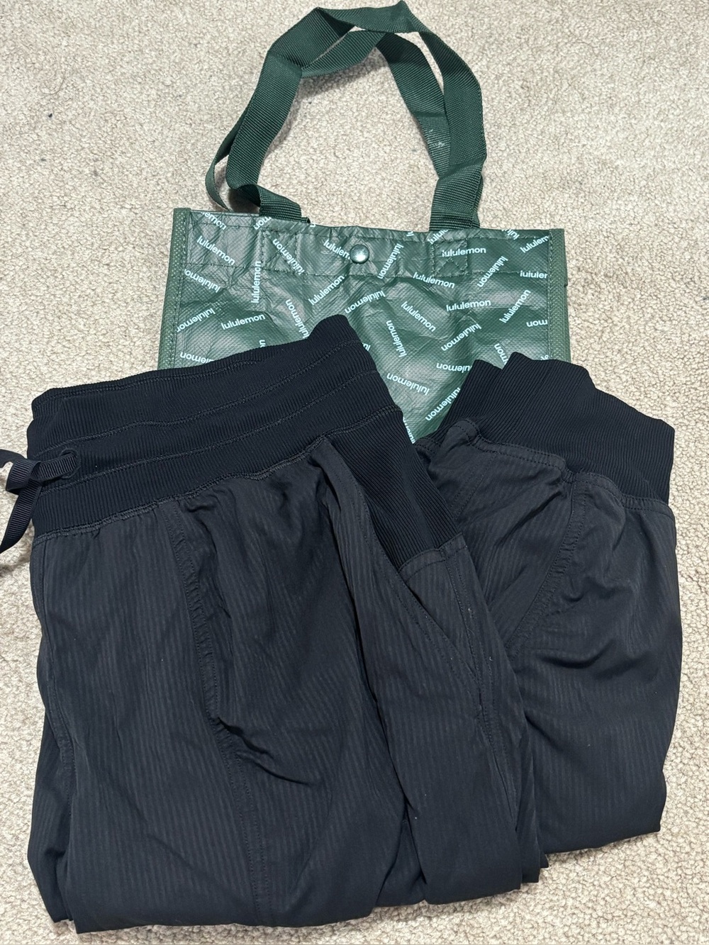 Lululemon Dance studio joggers. Size 8 inseam 28 w bag